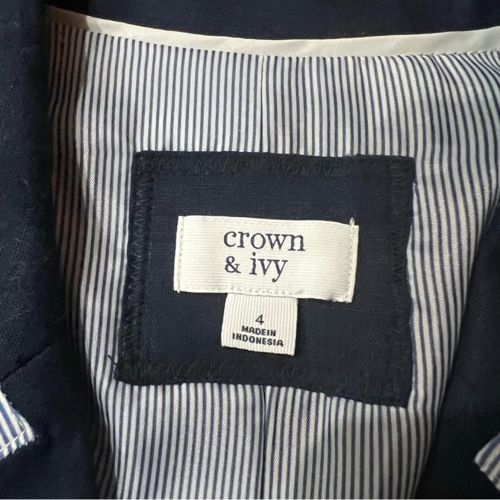 Crown and Ivy Linen and Cotton Blazer with Seersucker Accents - Picture 3 of 3